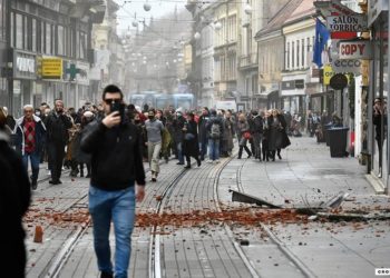 Zagrepčani izašli na ulice i u parkove, velik broj ih u automobilima odlazi iz grada