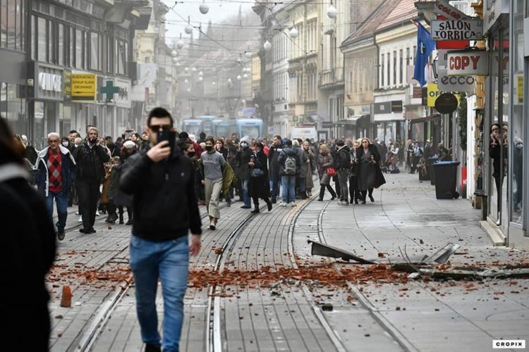 Zagrepčani izašli na ulice i u parkove, velik broj ih u automobilima odlazi iz grada