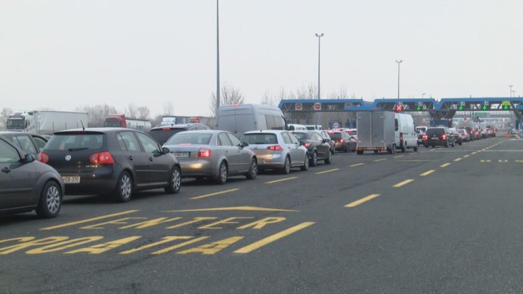 Gužve na granicama – kilometarske kolone i noćenje u automobilima