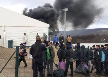 Drama u Bihaću: Do temelja spaljen migrantski kamp, stotine migranata krenule prema gradu