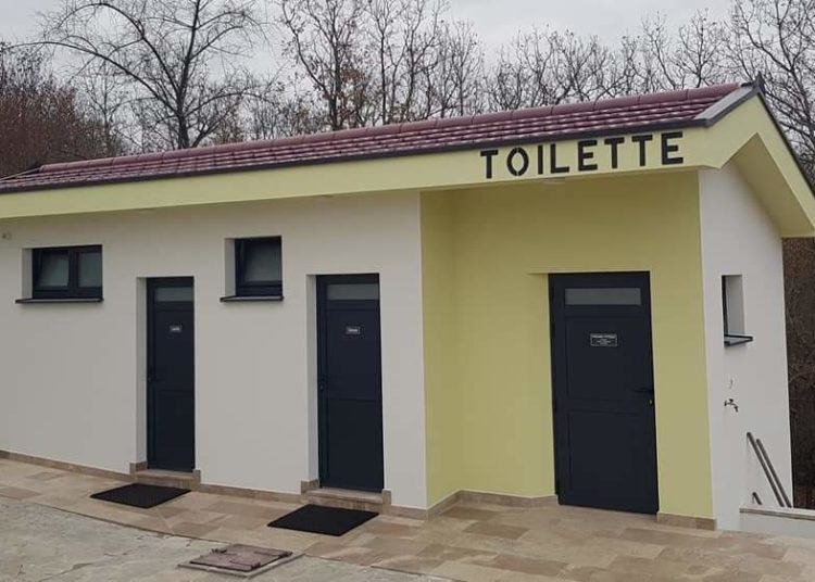 Župljani Kočerina izgradili suvremeni sanitarni čvor sa šest zasebnih jedinica