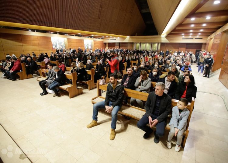 Biskup Palić: Koronavirus je tama današnjice, poruka Božića pobjeda svjetla