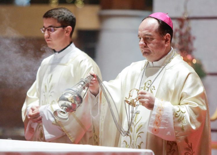 Biskup Palić: Koronavirus je tama današnjice, poruka Božića pobjeda svjetla