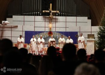 Biskup Palić: Koronavirus je tama današnjice, poruka Božića pobjeda svjetla