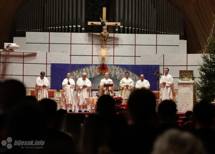 Biskup Palić: Koronavirus je tama današnjice, poruka Božića pobjeda svjetla