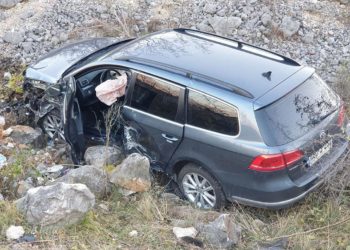 Prometna nesreća na Žovnici – Vatrogasci morali vaditi vozača