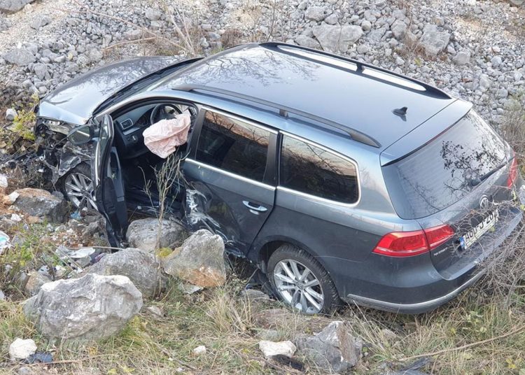 Prometna nesreća na Žovnici – Vatrogasci morali vaditi vozača