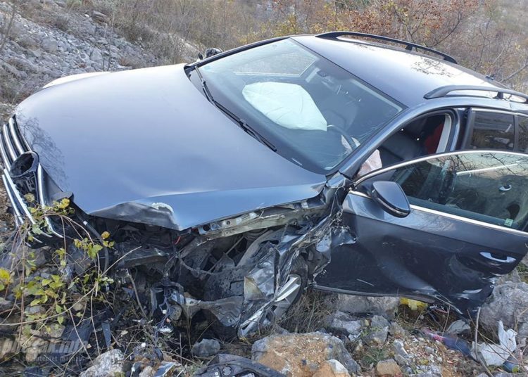 Prometna nesreća na Žovnici – Vatrogasci morali vaditi vozača
