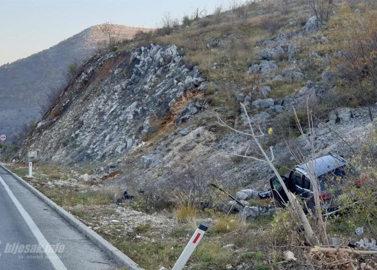 Prometna nesreća na Žovnici – Vatrogasci morali vaditi vozača