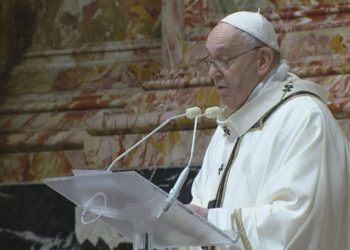 Papa Franjo na ponoćki pozvao na pomoć siromašnima