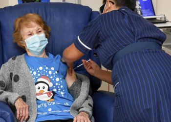 Prva na svijetu – 90-godišnja žena iz Britanije primila cjepivo protiv korone