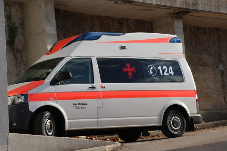Grad Široki Brijeg darovao Domu zdravlja vozilo hitne pomoći