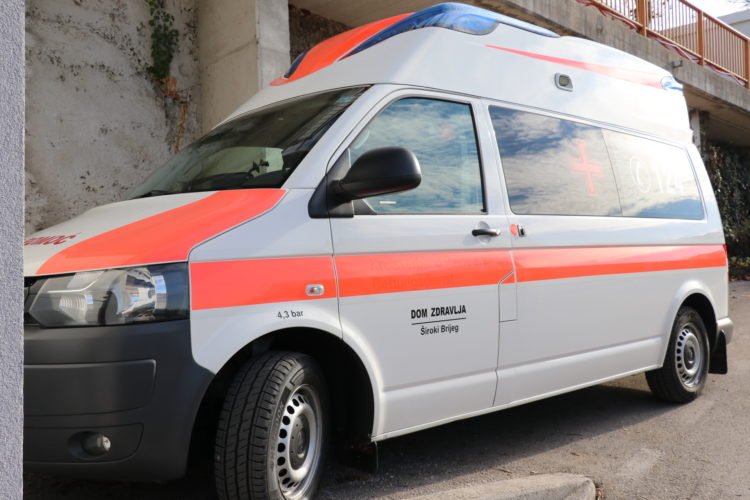 Grad Široki Brijeg darovao Domu zdravlja vozilo hitne pomoći