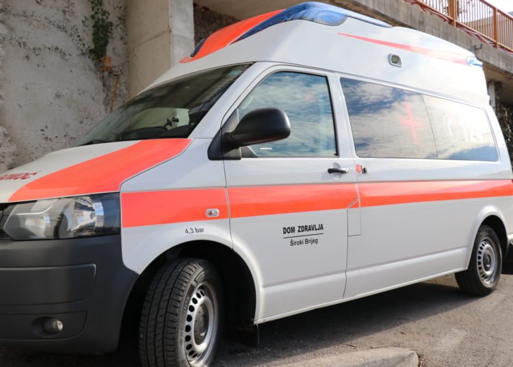 Grad Široki Brijeg darovao Domu zdravlja vozilo hitne pomoći