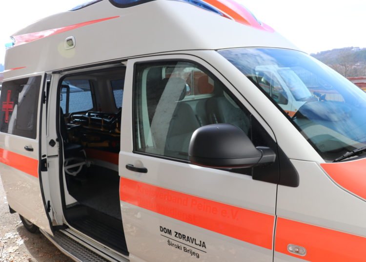Grad Široki Brijeg darovao Domu zdravlja vozilo hitne pomoći