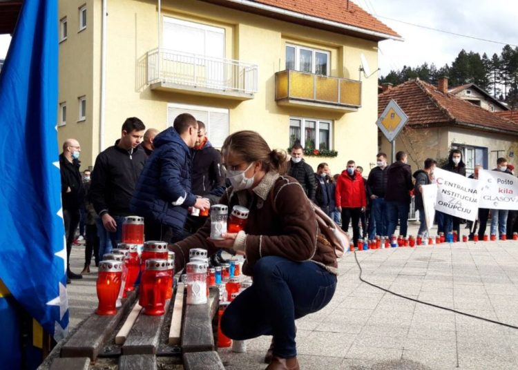U Uskoplju održan mirni prosvjed građana zbog odluke SIP-a o obustavljanju brojanja glasova
