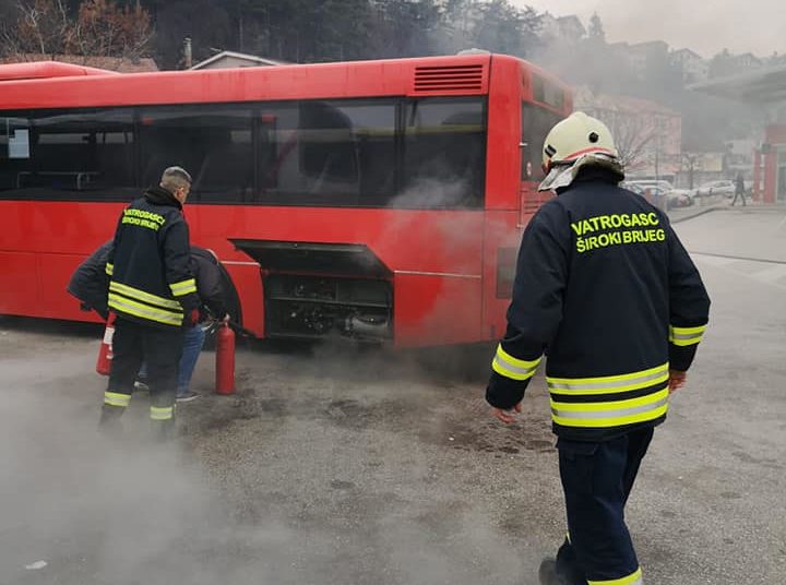 Široki Brijeg: Požar na autobusu na kolodvoru