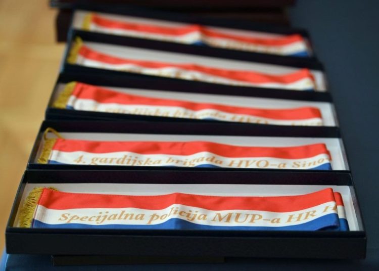 Milanović uručio odlikovanja postrojbama HVO-a i policije HR HB