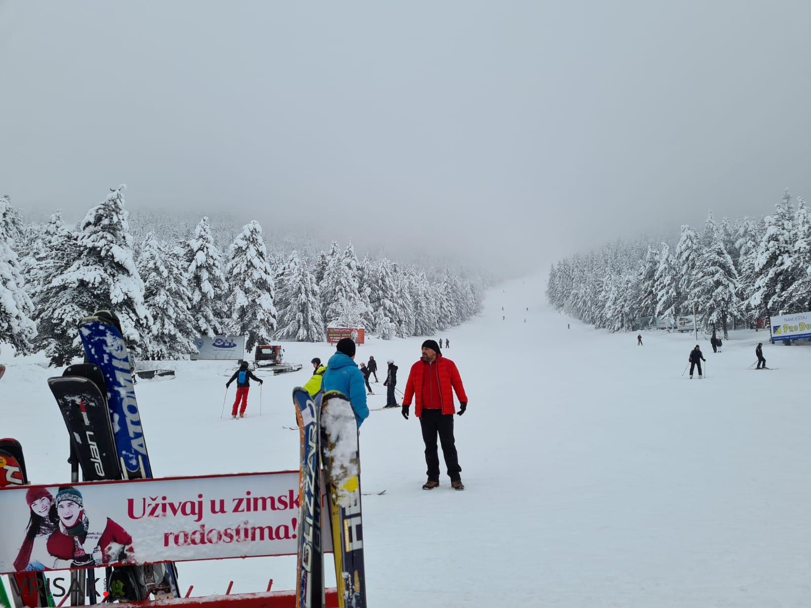 Snježna idila u Parku prirode Blidinje privukla veliki broj gostiju