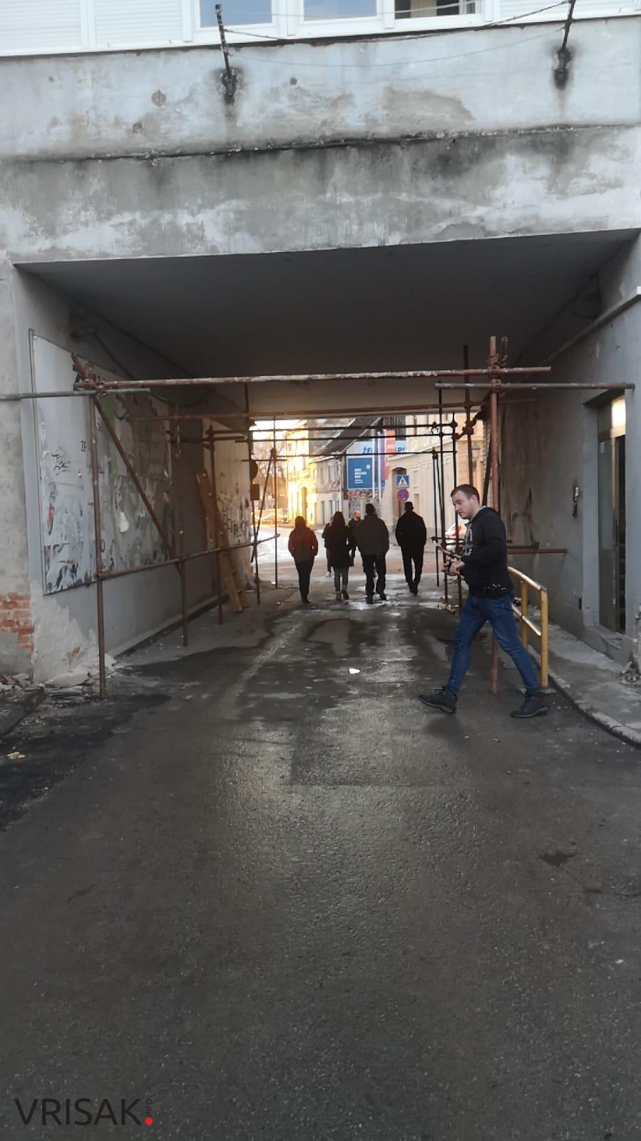 Danas je nekolicina Hercegovaca, zajedno s dva šlepera puna donacija, otišla u Petrinju kako bi pomogli u mjestima pogođenim potresom