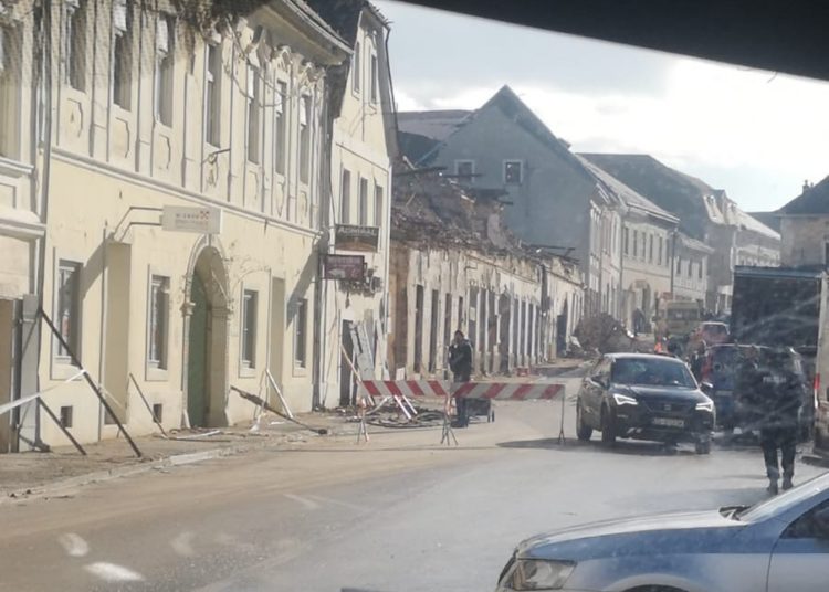 Danas je nekolicina Hercegovaca, zajedno s dva šlepera puna donacija, otišla u Petrinju kako bi pomogli u mjestima pogođenim potresom