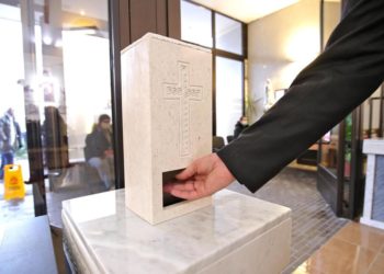 Inovacija u župi: Evo kako su uslijed pandemije vratili svetu vodu