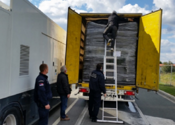 Istovarao žicu iz kamiona pa otkrio šest migranata