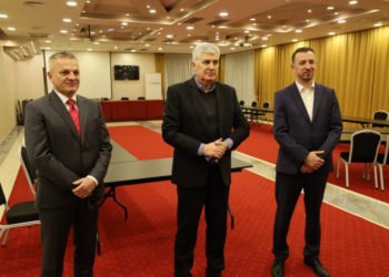 Politički čelnici Hrvata u BiH najavili da će obnoviti jednu državnu instituciju i izgraditi obiteljske kuće stradale u potresu