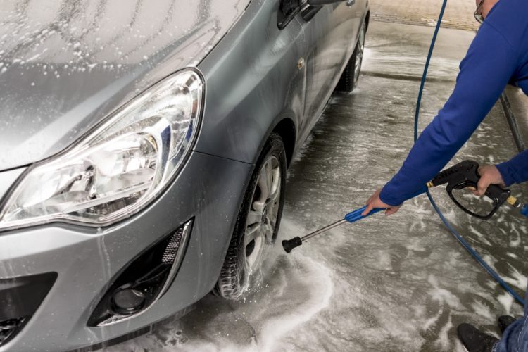 Zašto nije dobro prati automobil na ekstremno niskim temperaturama?!