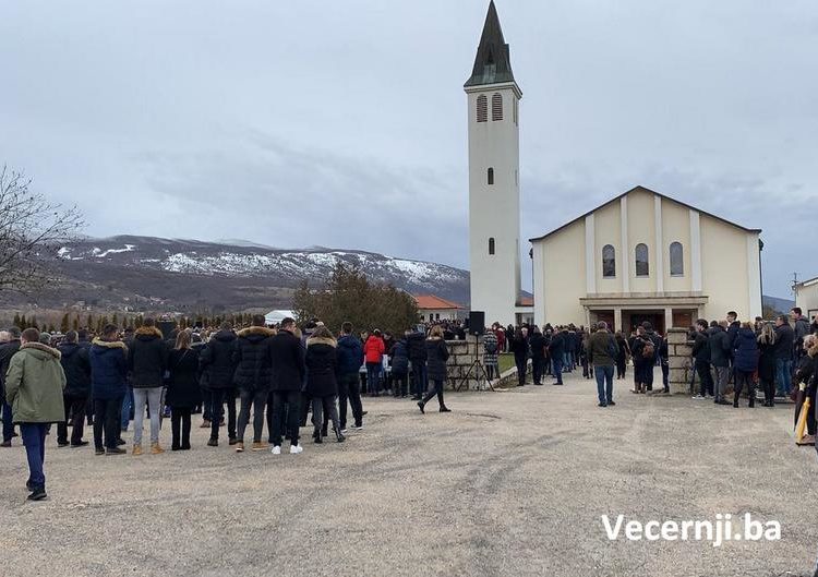 Rakitno: Nezapamćena slika šest bijelih lijesova ispred crkve