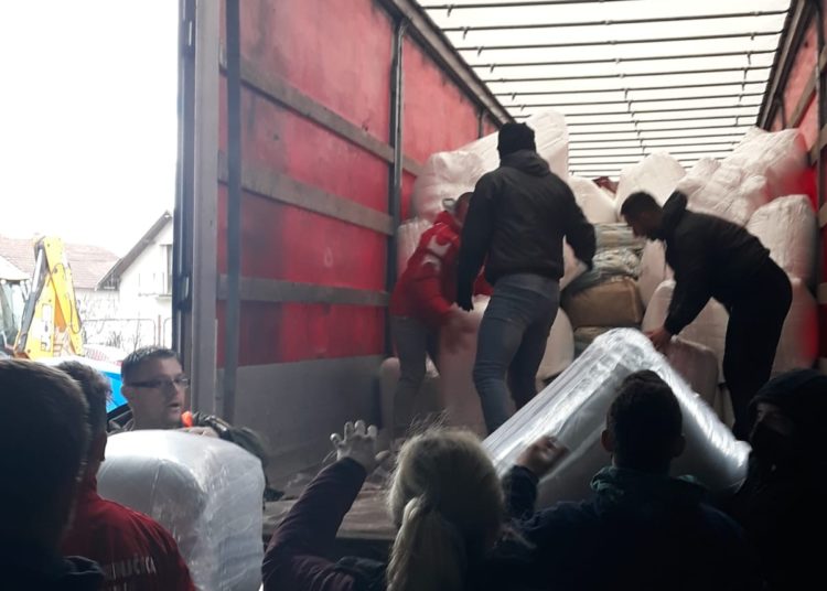 Danas je nekolicina Hercegovaca, zajedno s dva šlepera puna donacija, otišla u Petrinju kako bi pomogli u mjestima pogođenim potresom