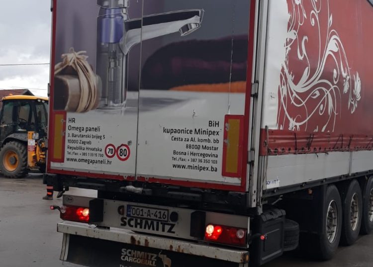 Danas je nekolicina Hercegovaca, zajedno s dva šlepera puna donacija, otišla u Petrinju kako bi pomogli u mjestima pogođenim potresom