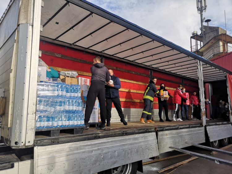 Danas je nekolicina Hercegovaca, zajedno s dva šlepera puna donacija, otišla u Petrinju kako bi pomogli u mjestima pogođenim potresom