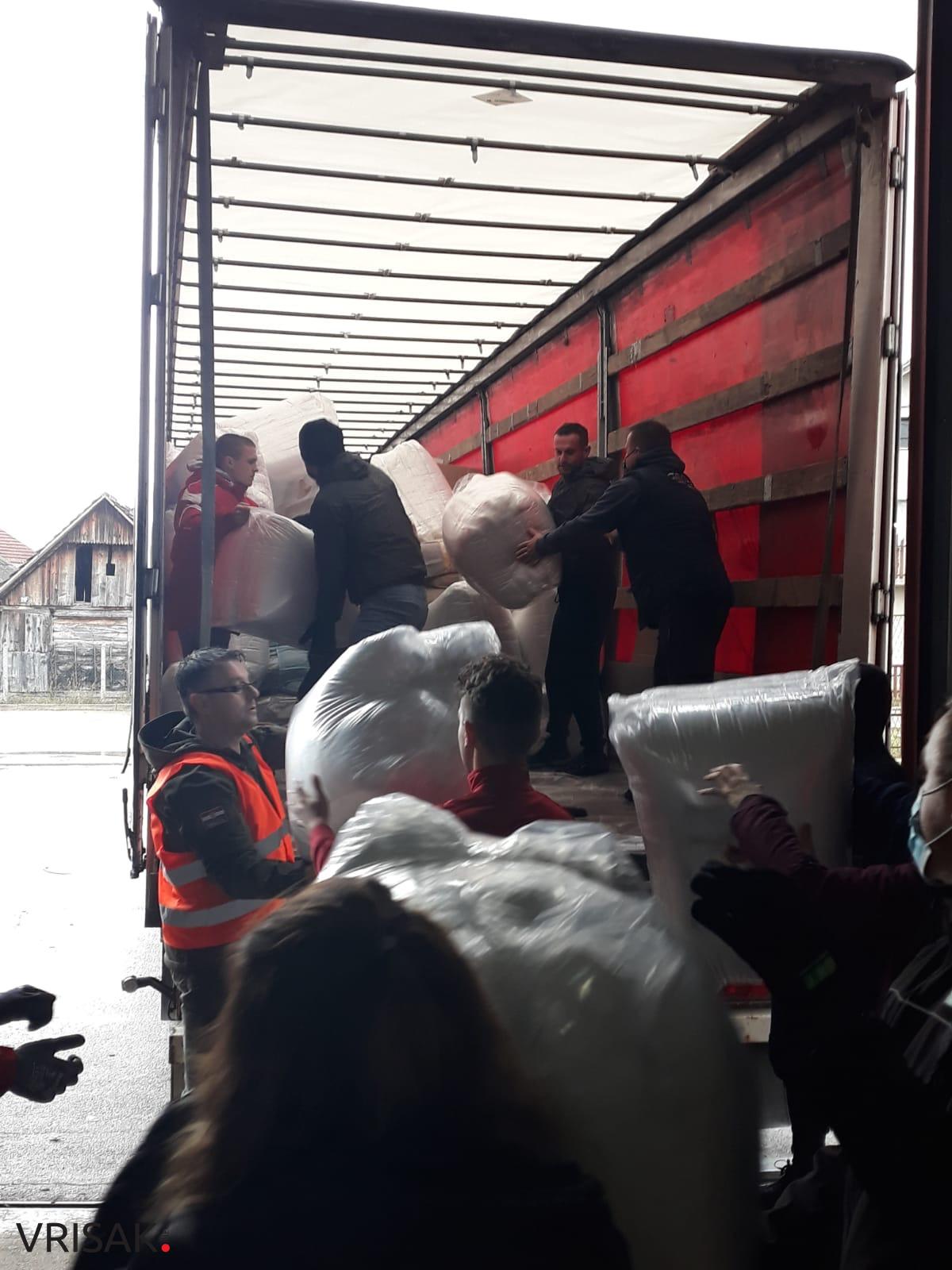 Danas je nekolicina Hercegovaca, zajedno s dva šlepera puna donacija, otišla u Petrinju kako bi pomogli u mjestima pogođenim potresom