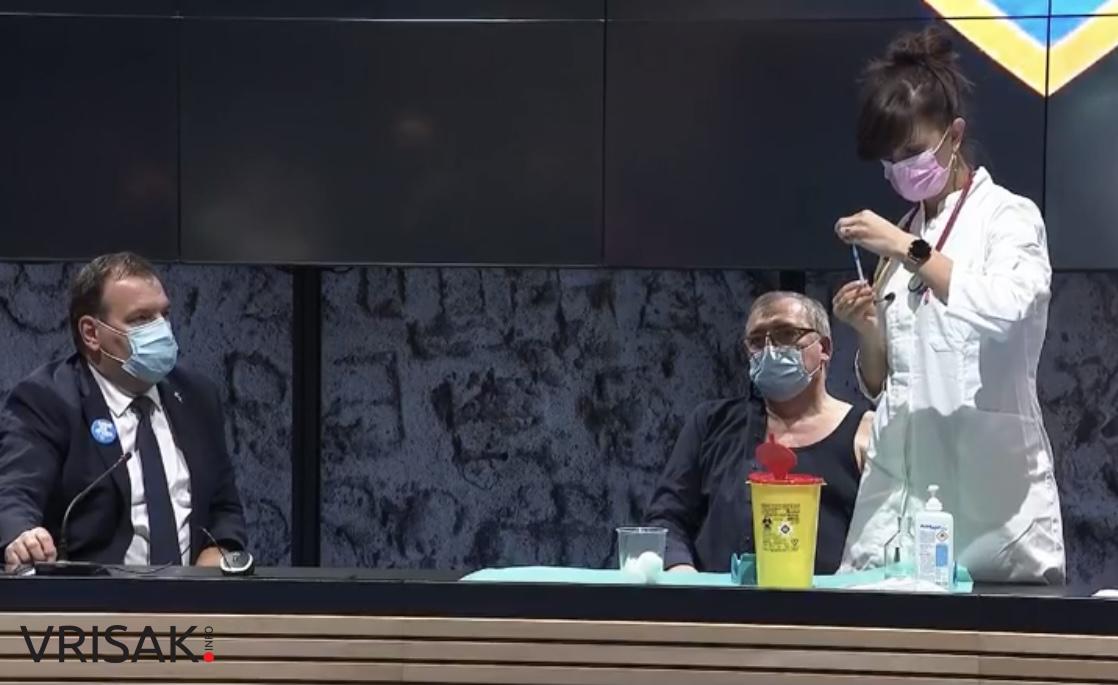 Hrvatska: Članovi Stožera javno se cijepili protiv koronavirusa