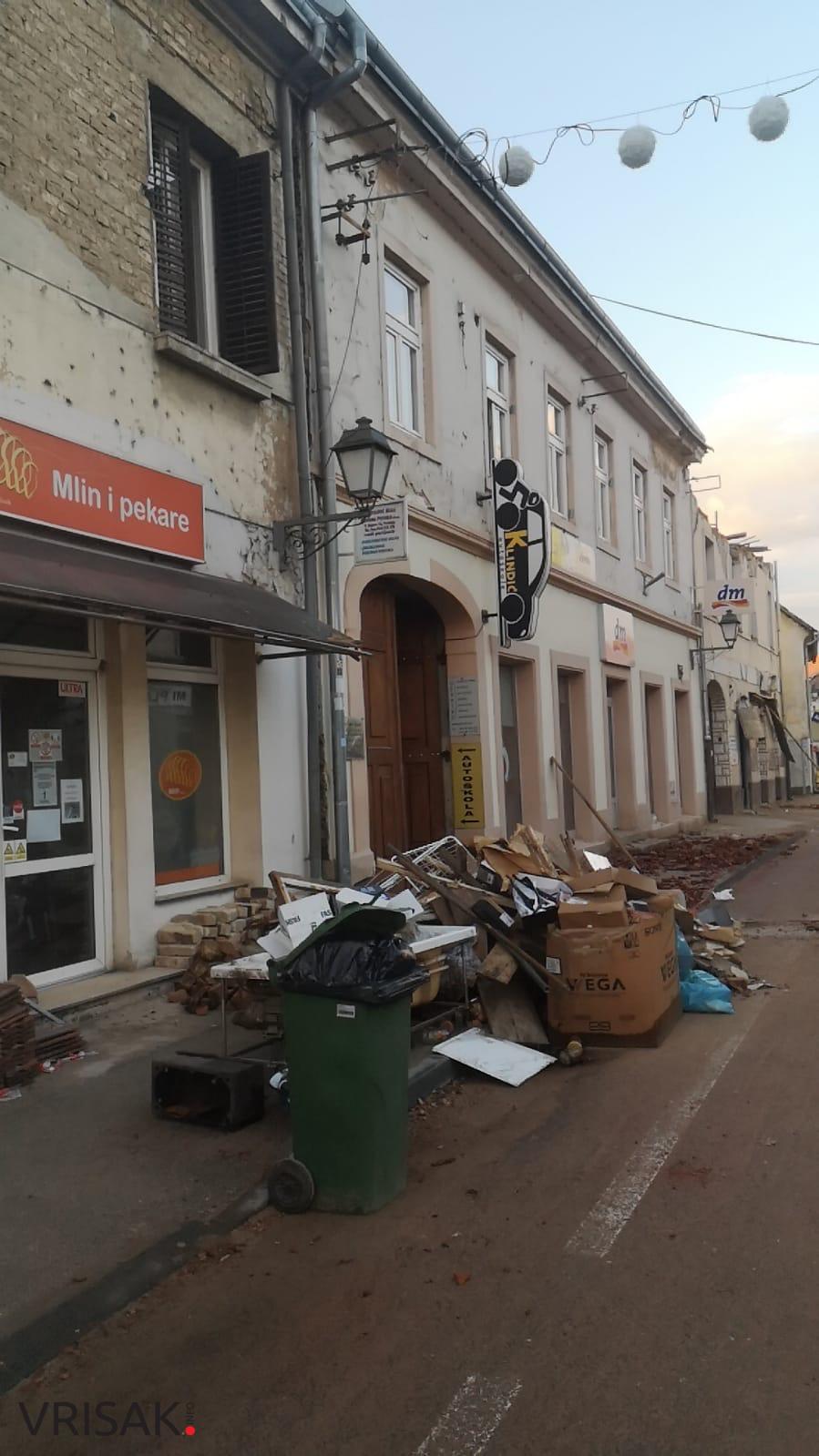 Danas je nekolicina Hercegovaca, zajedno s dva šlepera puna donacija, otišla u Petrinju kako bi pomogli u mjestima pogođenim potresom