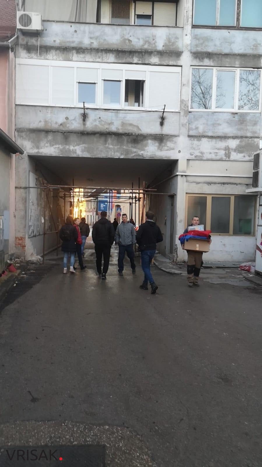 Danas je nekolicina Hercegovaca, zajedno s dva šlepera puna donacija, otišla u Petrinju kako bi pomogli u mjestima pogođenim potresom