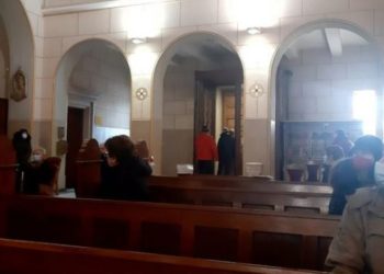 U Sarajevu muškarac htio prekinuti misu, lupio vratima i počeo vikati