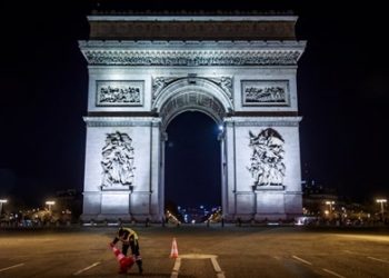 Doček Nove u svijetu: Malo ljudi na Times Squareu, puste Elizejske poljane…