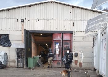 Izvršen pretres kampa u Blažuju, pronađene palice i noževi, 17 migranata će biti protjerano