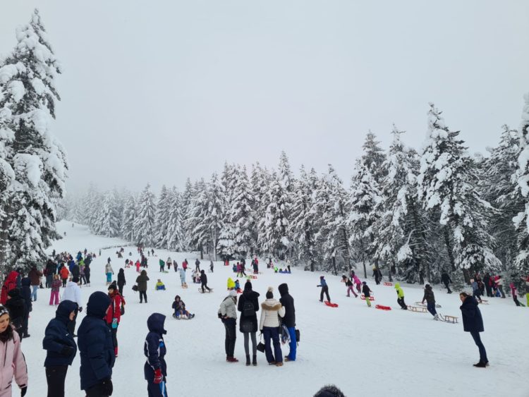 Snježna idila u Parku prirode Blidinje privukla veliki broj gostiju