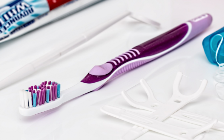 Četkicu za zube potrebno je barem jednom tjedno temeljito oprati