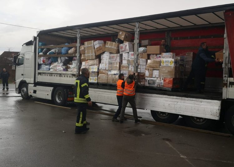 Danas je nekolicina Hercegovaca, zajedno s dva šlepera puna donacija, otišla u Petrinju kako bi pomogli u mjestima pogođenim potresom