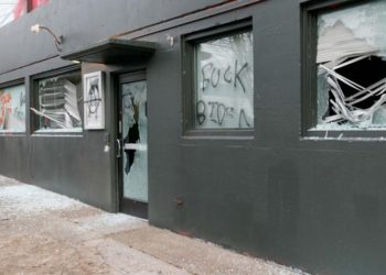 Antifa napala sjedište demokrata u Portlandu, prevrnuli su aute i uzvikivali: j*** se Joe Biden (Video)