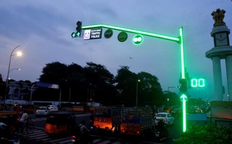Indija: LED diode povučene su po cijeloj dužini semafora!