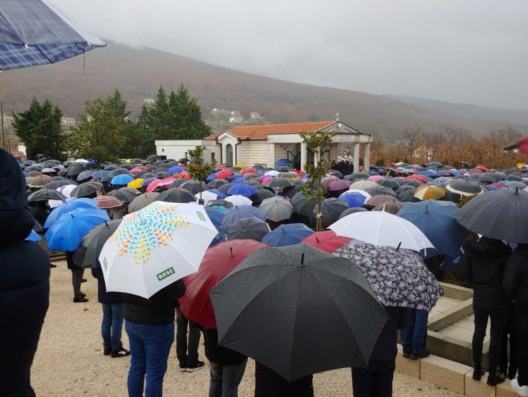 Ogromno mnoštvo Posušana, unatoč kiši, došlo na posljednji ispraćaj 19-godišnje Mirele Rezo
