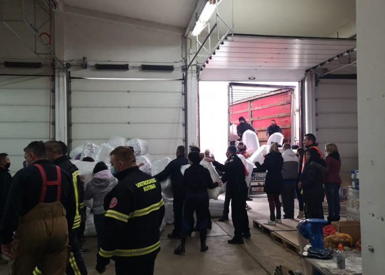 Danas je nekolicina Hercegovaca, zajedno s dva šlepera puna donacija, otišla u Petrinju kako bi pomogli u mjestima pogođenim potresom