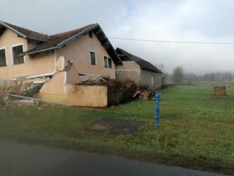 Danas je nekolicina Hercegovaca, zajedno s dva šlepera puna donacija, otišla u Petrinju kako bi pomogli u mjestima pogođenim potresom