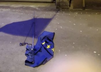 Sarajevo: S hrvatskog veleposlanstva skinuta i potrgana zastava Europske unije