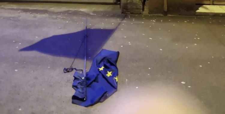 Sarajevo: S hrvatskog veleposlanstva skinuta i potrgana zastava Europske unije